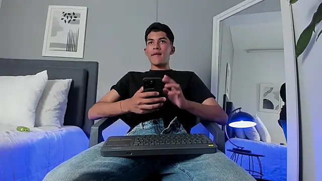 Tylerffoxx online show from September 2025 07:34:02 PM