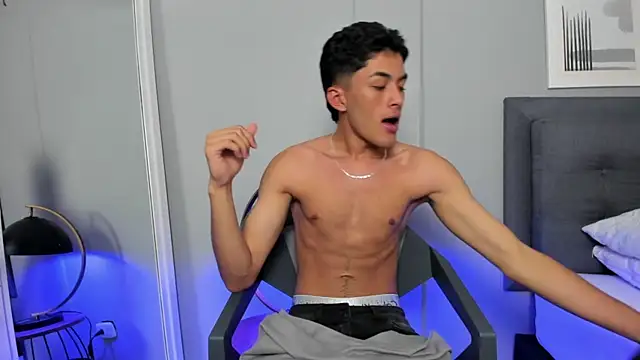 Tylerffoxx online show from November 2025 07:41:02 PM