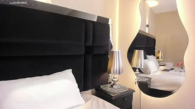 CarolineLee  online show from July 2026 10:49:02 PM