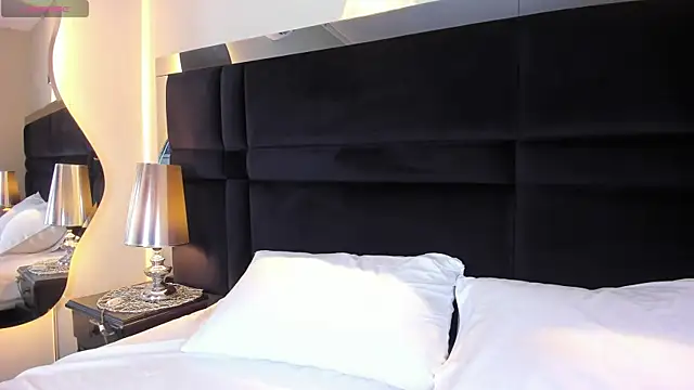 CarolineLee  online show from April 2026 10:44:01 PM