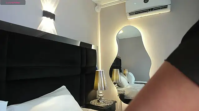 CarolineLee  online show from February 2026 10:49:01 PM