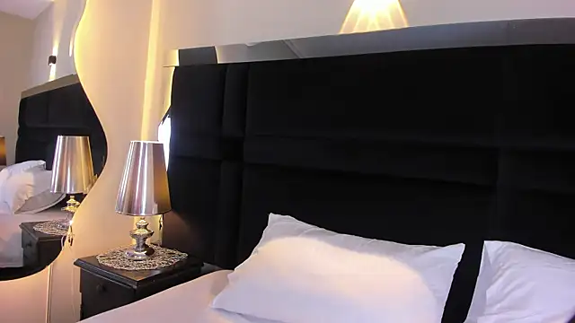CarolineLee  online show from June 2026 10:43:02 PM