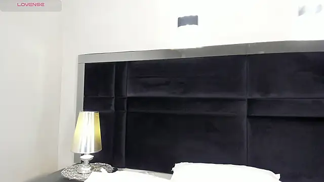 CarolineLee  online show from April 2026 10:33:02 PM