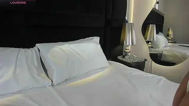 CarolineLee  online show from April 2026 10:38:02 PM