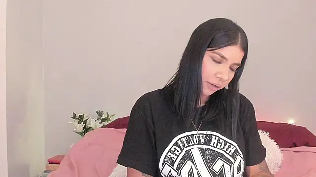 Laura-angeel online show from October 2025 07:00:01 PM