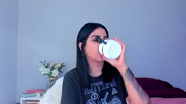 Laura-angeel online show from November 2025 07:03:01 PM