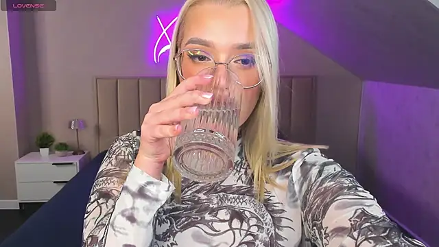 Vickie Nelsson online show from October 2025 10:01:01 AM