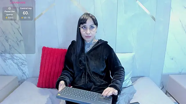 Ravenna666  online show from November 2025 01:45:01 PM