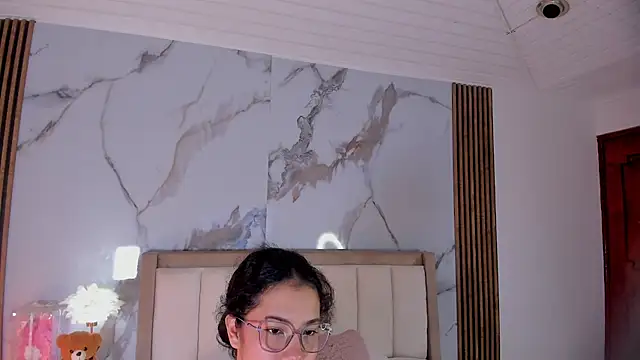 Snapshot of LunaRosse_ chatting on June 2026 10:20:01 AM LunaRosse online show from June 2026 10:20:01 AM
