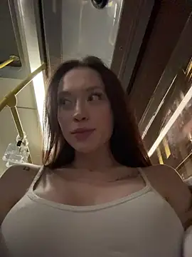 Snapshot of EstaVista chatting on October 2025 06:28:02 PM EstaVista online show from October 2025 06:28:02 PM