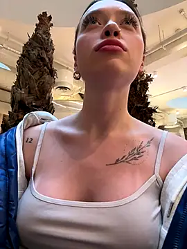 Snapshot of EstaVista chatting on November 2025 12:09:02 PM EstaVista online show from November 2025 12:09:02 PM