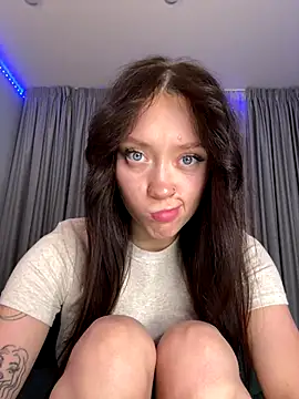 Snapshot of EstaVista chatting on November 2025 01:56:01 PM EstaVista online show from November 2025 01:56:01 PM