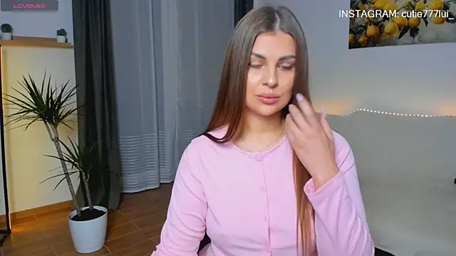Cutie Lui online show from October 2025 01:56:01 PM