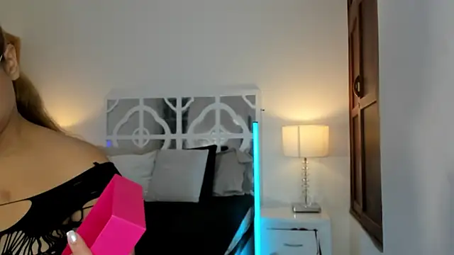 Snapshot of MikaelaStone chatting on November 2025 11:22:02 AM MikaelaStone online show from November 2025 11:22:02 AM