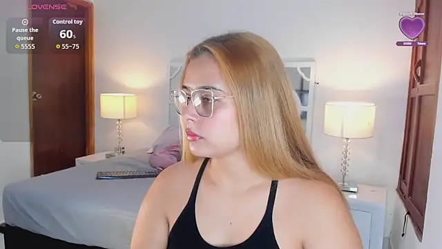 Snapshot of MikaelaStone chatting on November 2025 11:43:02 AM MikaelaStone online show from November 2025 11:43:02 AM