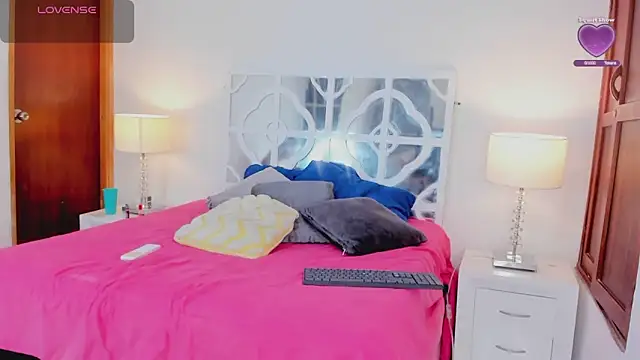 Snapshot of MikaelaStone chatting on September 2025 11:28:02 AM MikaelaStone online show from September 2025 11:28:02 AM