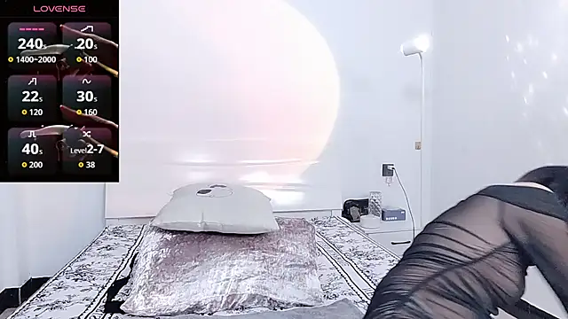 Snapshot of YIWA-2000 chatting on November 2025 06:28:02 AM YIWA-2000 online show from November 2025 06:28:02 AM