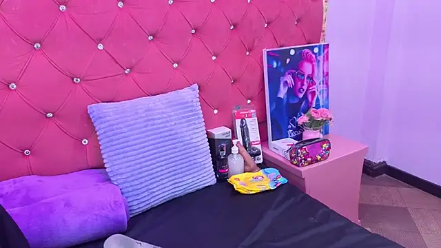 Nanis James online show from October 2025 02:57:01 AM