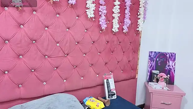 Nanis James online show from September 2025 03:05:01 AM