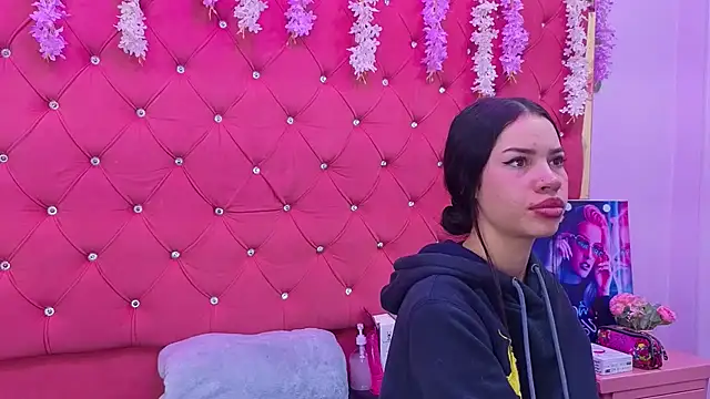 Nanis James online show from November 2025 03:10:02 AM