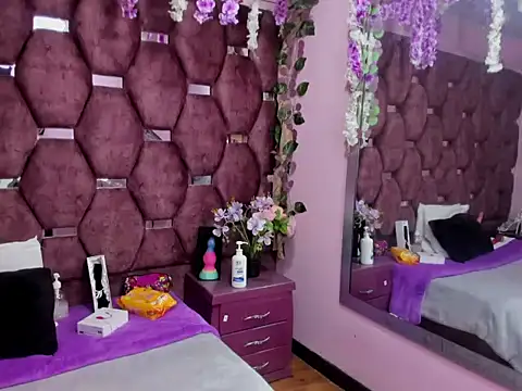 Nanis James online show from May 2026 03:05:01 AM
