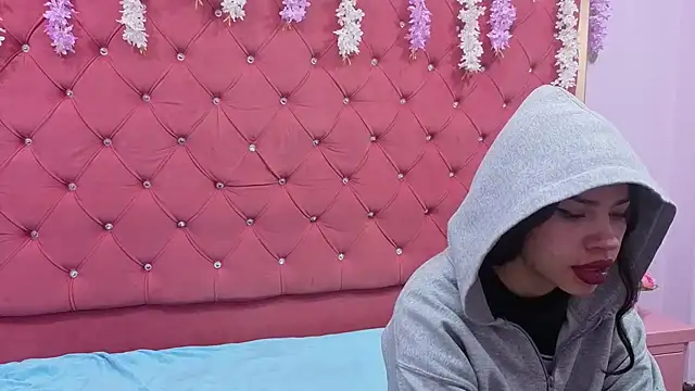 Nanis James online show from November 2025 02:39:02 AM