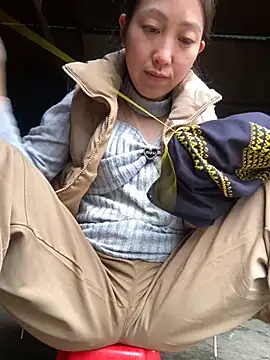 Huong-Ly online show from November 2025 01:28:01 AM