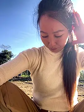 Huong-Ly online show from November 2025 02:00:02 AM