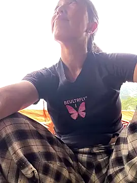 Huong-Ly online show from September 2025 07:48:01 AM