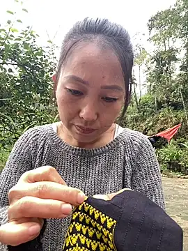 Huong-Ly online show from October 2025 01:06:02 AM