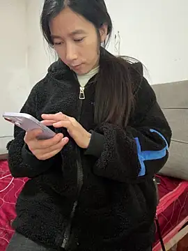 crhong666 online show from November 2025 12:44:01 AM