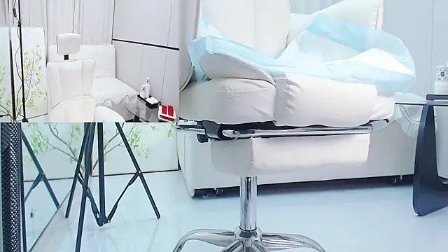 Eileen-L online show from December 2025 05:10:01 AM