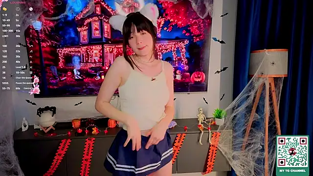 Honeey Beee online show from October 2025 05:45:01 PM