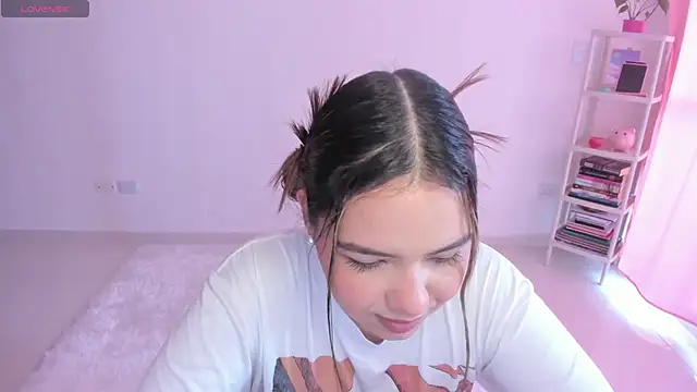 Snapshot of Alana_Banana_ chatting on November 2025 01:43:01 PM Alana Banana online show from November 2025 01:43:01 PM