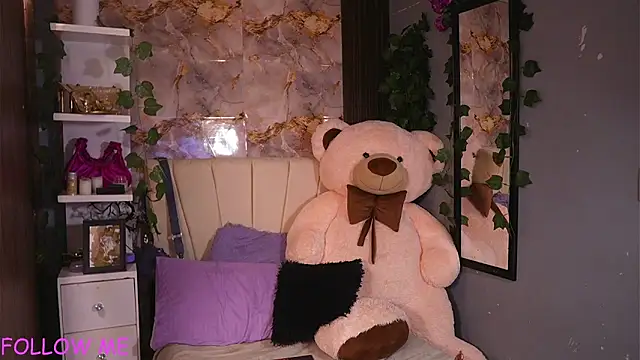 hannachris- online show from May 2026 12:25:01 AM