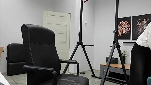 Laura Chaplin online show from November 2025 05:29:01 PM