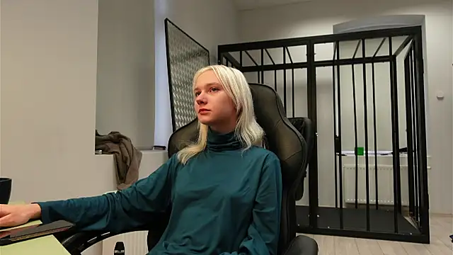 Laura Chaplin online show from September 2025 05:46:01 AM