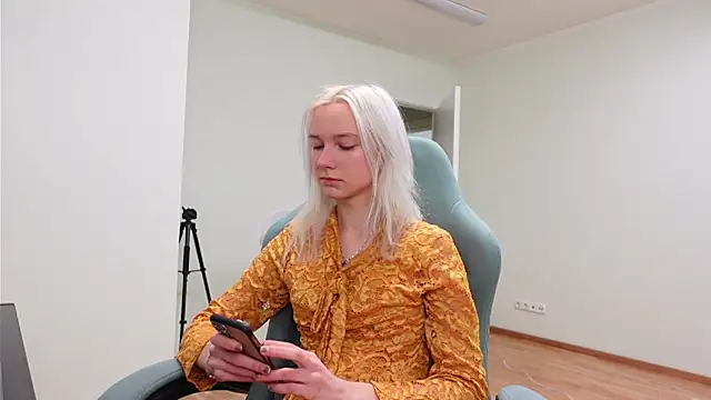 Laura Chaplin online show from November 2025 06:45:02 AM