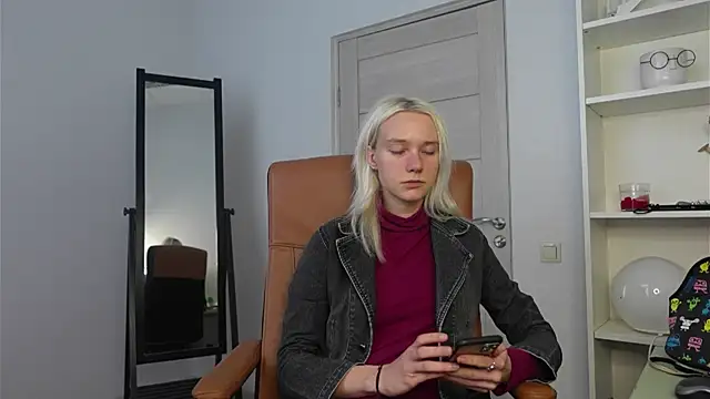 Laura Chaplin online show from October 2025 12:39:01 PM