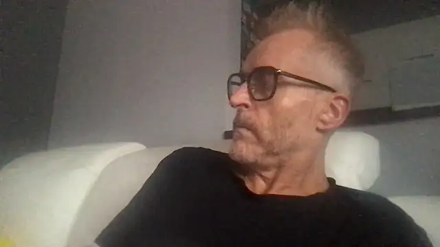 Snapshot of Axl_hot chatting on September 2025 04:14:02 PM Axl hot online show from September 2025 04:14:02 PM