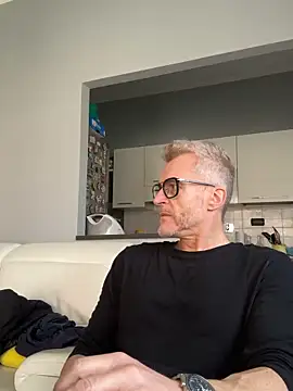 Axl hot online show from March 2026 11:47:01 AM