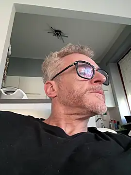 Axl hot online show from April 2026 10:33:01 AM