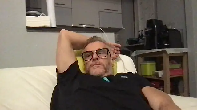 Axl hot online show from May 2026 08:45:02 PM