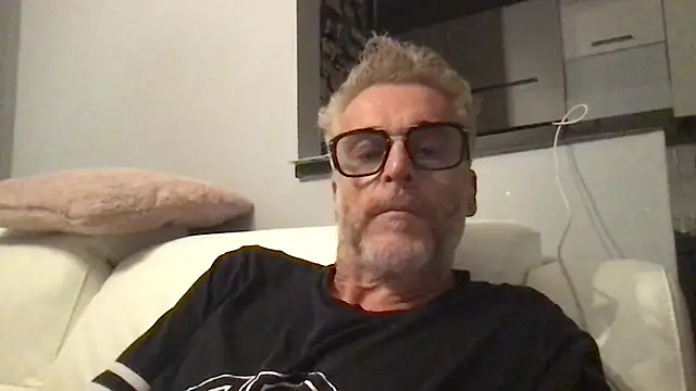 Snapshot of Axl_hot chatting on June 2026 10:26:01 PM Axl hot online show from June 2026 10:26:01 PM