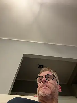 Axl hot online show from March 2026 06:39:01 PM