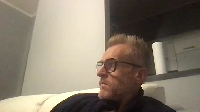 Axl hot online show from November 2025 07:57:01 PM