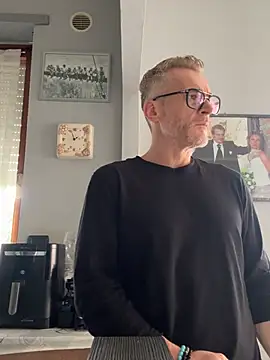 Axl hot online show from March 2026 01:06:02 PM