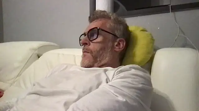 Axl hot online show from April 2026 09:37:02 PM