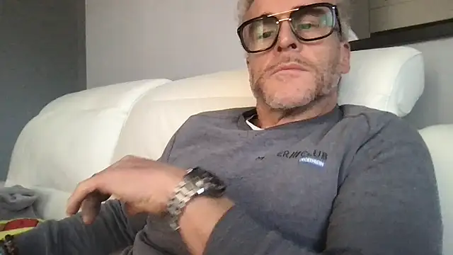 Axl hot online show from February 2026 02:17:01 PM