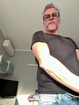 Axl hot online show from April 2026 05:09:02 PM